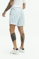 Short de baño con estampado floral en tonos azules, cintura elástica con cordón ajustable, bolsillos laterales y bolsillo trasero.