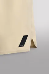 Short deportivo Zara Athleticz de color marrón, confeccionado en tejido técnico ligero y elástico con forro interior. Cuenta con cintura elástica ajustable con cordón, bolsillos frontales, bolsillo trasero con cierre de cremallera, bajo con aberturas laterales y detalle de logo estampado en la pierna.