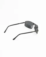 Anteojos de sol polarizados con protección UV, modelo Forum 27. Montura metálica delgada de color gris oscuro y lentes oscuros rectangulares.