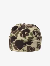 Gorro tipo beanie Carhartt de tejido polar con estampado de camuflaje. Presenta un parche rectangular con el logo de la marca en el frente.