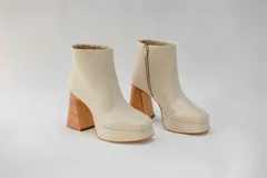 Botines negros de cuero con plataforma y tacón cuadrado. Cierre con cremallera lateral.