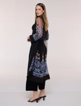 Cardigan tipo kimono largo de tul blanco semitransparente, con frente abierto y mangas largas. Presenta vistosos bordados florales multicolor en mangas, dobladillo y laterales.