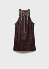 Vestido corto de efecto piel con diseño recto y cuello redondo. Presenta un corte sin mangas y cierre de cremallera invisible en la parte posterior.