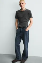 Camiseta de punto con textura acanalada, corte slim fit, cuello redondo y manga corta. Confeccionada en mezcla de algodón con elasticidad y acabado con efecto lavado.