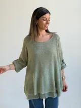 Sweater de tejido de punto color verde, de corte holgado y acampanado, con cuello redondo y mangas largas con presilla para arremangar.