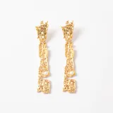 Caravanas colgantes de diseño orgánico con textura irregular en acabado dorado, con una pequeña perla incrustada en la parte inferior.