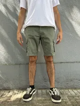 Bermuda cargo color verde militar, con bolsillos laterales y traseros con solapa.