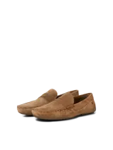 Mocasín de cuero gamuzado color marrón claro, con punta redonda y detalle de costuras a la vista.