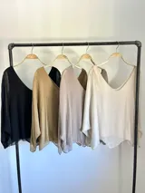 Blusa color gris claro de seda italiana, talle único oversized, con forro elastizado, mangas 3/4 y escote en V.