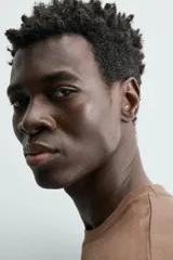 Remera color arena de corte recto, cuello redondo y mangas cortas.