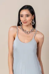 Vestido midi celeste con breteles finos regulables y corte irregular.