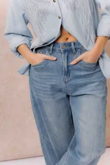 Pantalón de jean de tiro alto, corte culotte y pierna ancha, color azul medio con lavado desgastado.