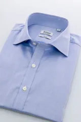 Camisa de vestir celeste claro, marca Annoni, corte slim fit, con cuello italiano corto y puños simples con botones.