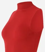 Blusa sin mangas de punto acanalado color celeste, con cuello alto.