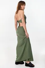 Vestido largo azul marino de lino italiano, con escote halter, aberturas laterales en la cintura y tajo en la falda.