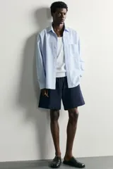 Bermuda relaxed fit de algodón azul marino, con cintura elástica combinada y cordón de ajuste ajustable, bolsillos laterales.