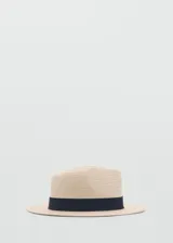 Sombrero de fibra natural trenzada color beige, estilo fedora o panamá, con una cinta decorativa azul marino alrededor de la copa.