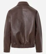 Campera de cuero sintético color marrón oscuro, con cuello clásico, cierre frontal metálico, dos bolsillos frontales amplios con solapa y ruedo con elástico.