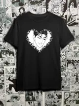 Remera negra de manga corta con estampado de un personaje masculino de estilo manhwa en el pecho, dentro de un corazón de alambre de púas.