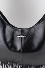 Cartera de cuero color negro, de diseño redondo tipo hobo con manija integrada y flecos largos colgantes en todo el borde inferior.