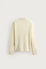 Polo de punto regular fit color celeste, tejido con mezcla de cáñamo y algodón. Presenta cuello tipo solapa con abertura frontal y manga larga, con terminaciones en rib.