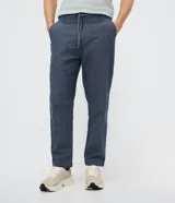 Pantalón masculino de corte relajado confeccionado en tejido oxford de algodón. Presenta cintura con trabillas y lazo ajustable, bolsillos laterales y traseros.