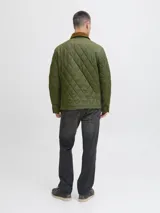 Campera acolchada de diseño matelaseado en color verde oliva, con cuello camisero en pana marrón, cierre frontal con botones a presión y bolsillos frontales con solapa.
