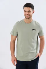 Remera de manga corta y cuello redondo color azul melange, con estampa y letras bordadas en el pecho.