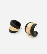 Caravanas de aro con diseño curvado y orgánico, presentan un contraste de acabado brillante en colores negro y dorado. Cuentan con cierre de perno y tuerca.