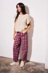 Jean baggy de tiro medio con estampado de rombos en tonos violeta y bordó.