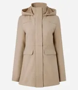 Campera alargada de Blue Steel confeccionada en polivelour, con cuello alto, capucha desmontable, cierre frontal oculto y bolsillos con solapa. Presenta un diseño minimalista y elegante con recortes delanteros.