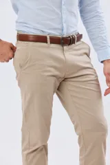 Pantalon azul marino de corte ajustado, con trabillas para cinturón y bolsillos laterales, confeccionado en tejido liviano con elasticidad.