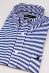 Camisa de vestir Club House con diseño de rayas verticales azules y blancas, cuello button down y bolsillo frontal con bordado de un ave.