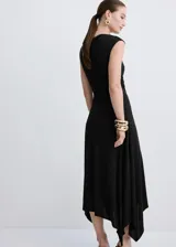 Vestido midi negro con diseño asimétrico, cuello redondo drapeado y detalle de frunces en el lateral. Falda de corte evasé con terminación en puntas.