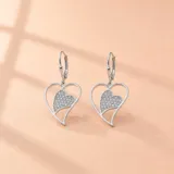 Caravanas colgantes de plata 925 con diseño de corazón calado y un corazón interior pavé con incrustaciones de circonias brillantes.