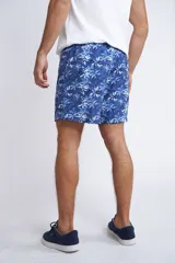 Short de baño con cintura elástica y cordón ajustable, confeccionado en tela ligera de secado rápido. Presenta un estampado botánico integral en tonos amarillos, blancos y azules, con dos bolsillos delanteros y uno posterior.