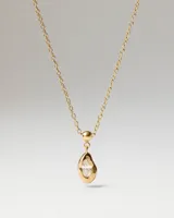 Charm Glow PDPAOLA de plata de ley con baño de oro de 18k, con un diseño orgánico e irregular que engasta una circonita transparente en el centro.