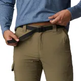 Pantalón cargo Columbia modelo Silver Ridge, color verde militar, de corte recto y con bolsillos laterales con solapa y cierre a presión.