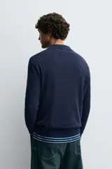 Polo de punto de corte regular fit, confeccionado en una mezcla de algodón. Presenta cuello solapa con abertura frontal, manga larga y acabados en rib en puños y bajo.