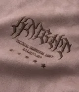 Remera de manga corta confeccionada en tejido sintético efecto gamuza, con cuello redondo y corte holgado. Presenta un bordado con lettering Knight y estrellas en el pecho.