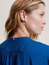 Camisa azul con cuello mao, corte cropped, mangas largas abullonadas con puño y cierre frontal con botones. Confeccionada en mezcla de modal ligera con acabado texturizado.