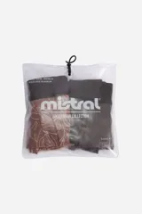 Pack de dos bóxers de algodón con cintura elástica. Uno de los bóxers es de color marrón liso con elástico gris, mientras que el otro es de color gris con estampado de peces pequeños y elástico azul marino.