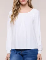 Blusa de modal y elastano color blanco, de silueta holgada, escote redondo amplio con elástico interno fruncido y mangas largas fluidas con puños ajustados.