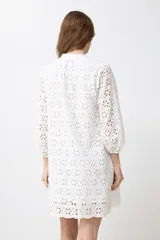 Vestido corto celeste con bordado calado, cuello mao y mangas 3/4 abullonadas.