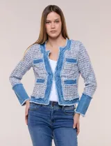 Chaqueta de tweed multicolor con textura tramada y detalles de denim deshilachado en la solapa, bolsillos y puños. Cuenta con escote redondo, frente abierto y bolsillos frontales.