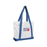 Bolso tote de lona color blanco con base y asas en azul. Estampado frontal con el logo de New Balance en azul y rojo.