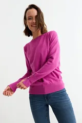 Sweater de punto fino en color verde menta, con cuello redondo, mangas largas y puños acanalados con detalle de botones metálicos laterales.