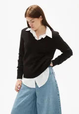 Sweater de tejido de punto color negro, con cuello en V y diseño holgado de manga larga.