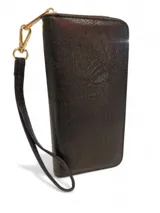 Billetera tipo sobre de cuero sintético negro con textura rugosa, cierre perimetral y correa de muñeca extraíble con herrajes dorados.