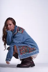 Campera de jean celeste con apliques de patchwork con motivos geométricos en hombros y bolsillos.